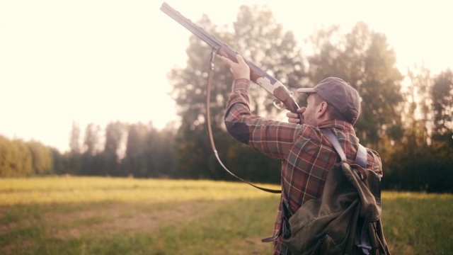 猎人射击猎枪的特写镜头(慢动作)视频下载