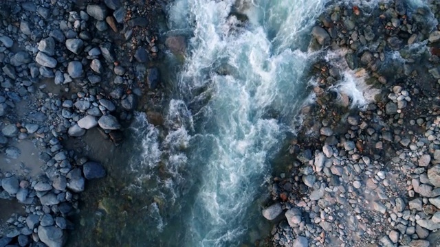 湍急的河流，以山脉为背景。视频下载