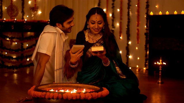 印度男人在家里给他的妻子一个排灯节礼物-庆祝排灯节视频素材