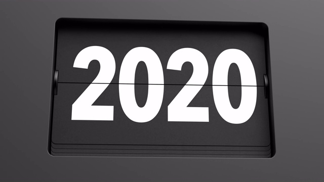 2019 - 2020。从2019年到2020年，翻转时钟缓慢转动视频素材