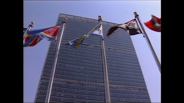联合国总部外悬挂低角旗;1992视频下载