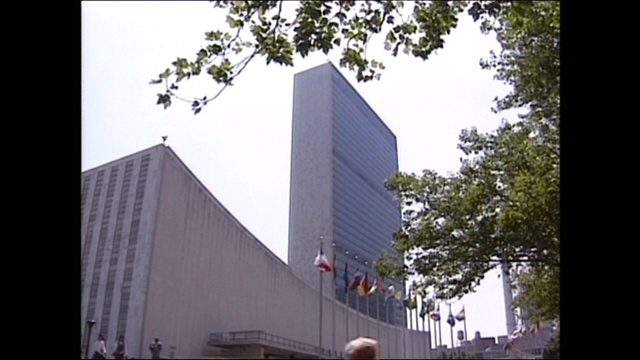 联合国总部外悬挂旗帜;1992视频下载