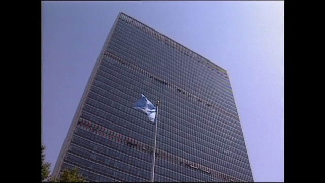 联合国总部外飘扬的联合国旗帜;1992视频下载