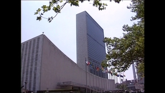 联合国总部外部有人;1992视频下载