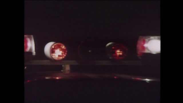 1975年，纽约，夜间警笛驶过的警车视频下载