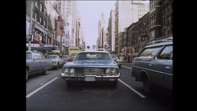 警车在纽约的街道上行驶;1975视频素材