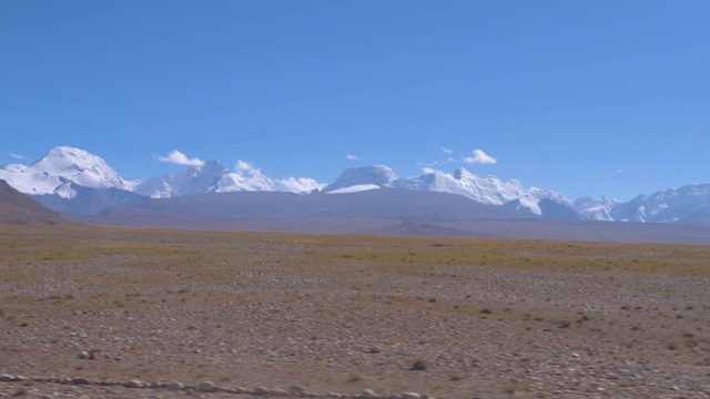 贫瘠的平原通向喜马拉雅雪山的山麓。视频素材