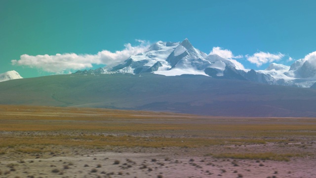 雪山高耸入青藏高原的蓝天。视频素材