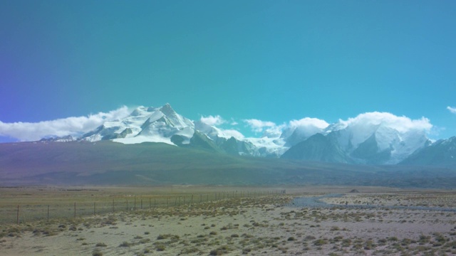 在穿越青藏高原的旅途中，你会看到雪山的壮观景象视频素材