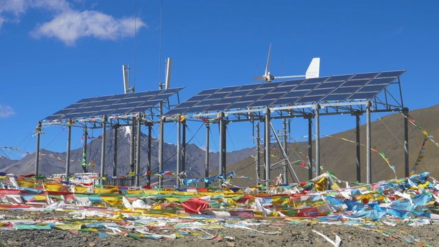 慢镜头:强风吹过西藏高原上的太阳能电池板。视频素材