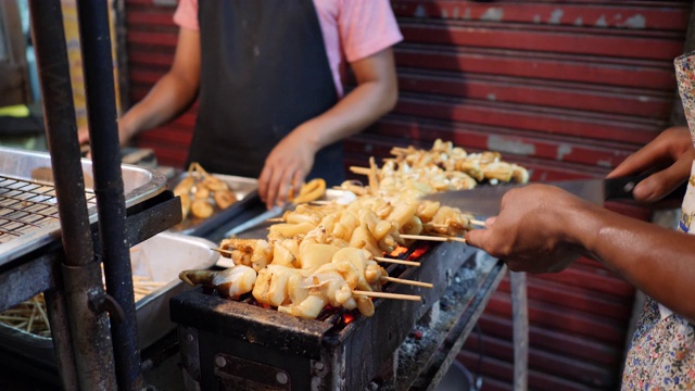 泰国街头小吃，烤鱿鱼视频素材