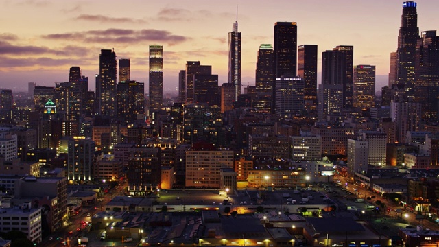 向后空中建立拍摄的市中心洛杉矶在暮色视频下载