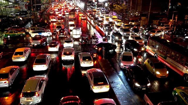 在泰国曼谷的雨夜，蓓芙兰路拥挤的交通堵塞。视频素材