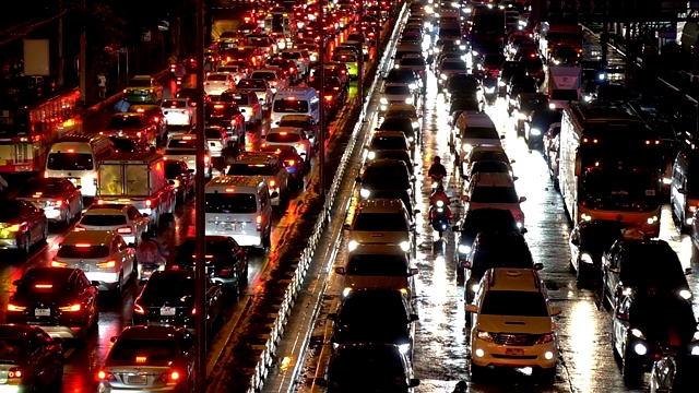 在泰国曼谷的雨夜，蓓芙兰路拥挤的交通堵塞。视频素材
