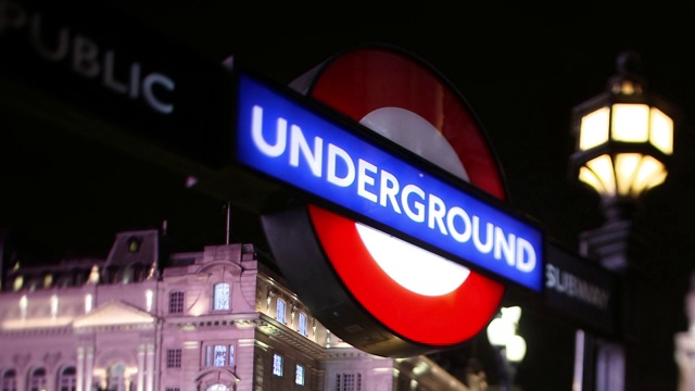英国伦敦夜晚的地下标志视频下载
