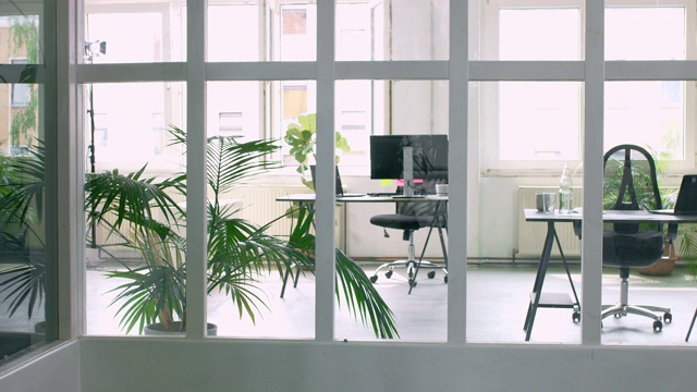 一个空办公室的平移视频视频素材