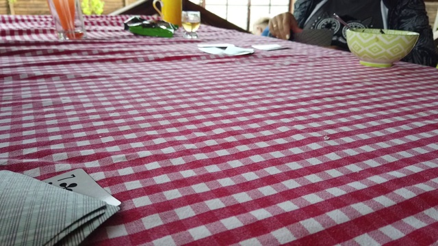 在桌上打牌。特写镜头。视频下载