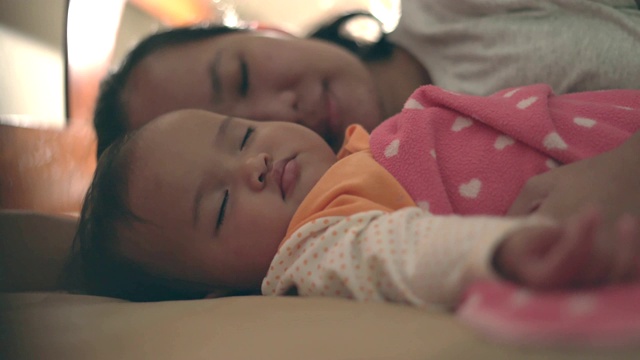 妈妈和小女孩一起睡视频素材