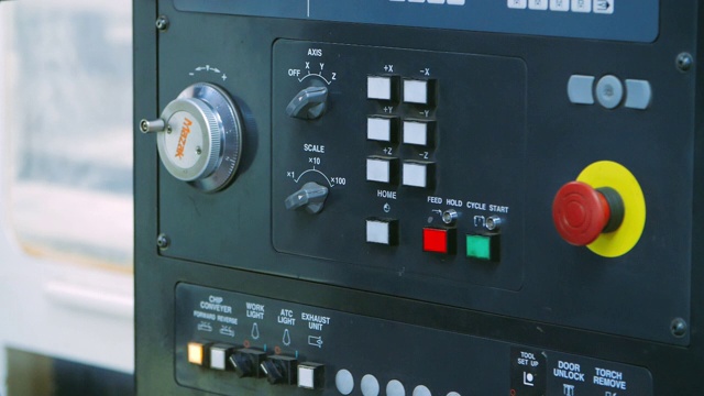 工程师按下控制面板上的按钮启动机组视频素材