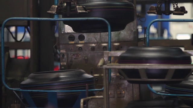 带轮胎的输送机在工厂。轮胎生产视频下载