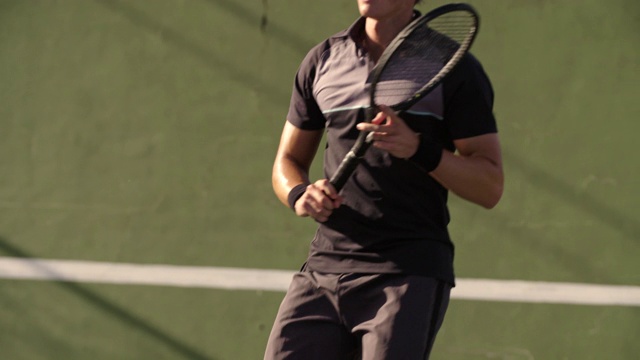 网球运动员在球场上练习正手击球视频素材