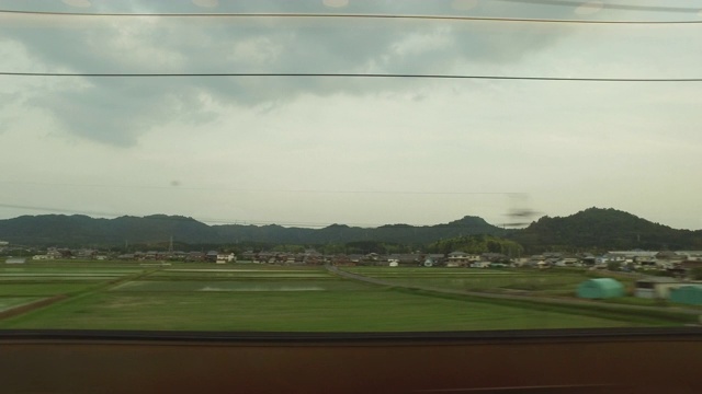 从火车窗口看到的乡间景色视频素材