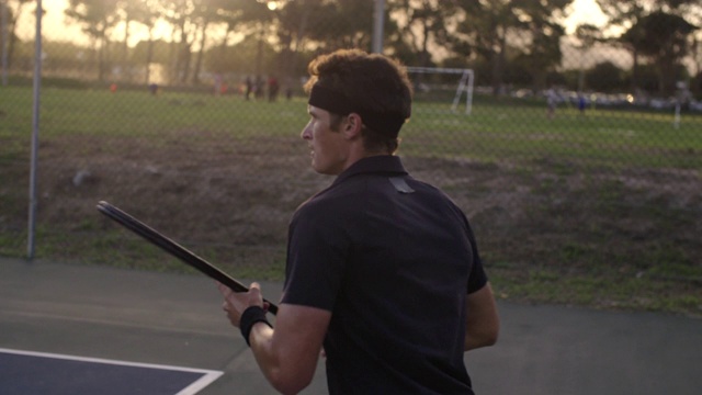 网球运动员从底线打正手视频素材