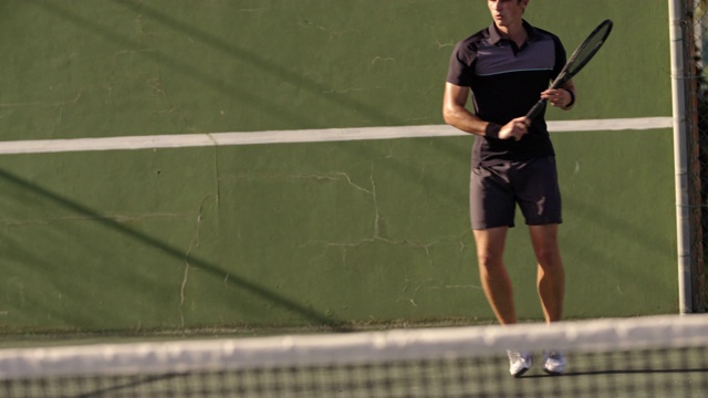 网球运动员在硬地用正手击球视频素材