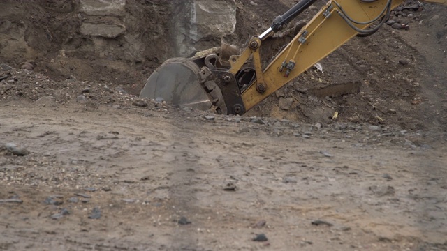 大工业挖掘机挖地，城市发展。推土机铲斗在工地工作视频素材