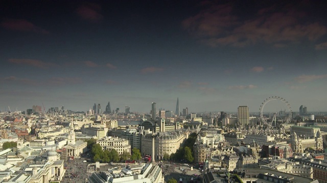 从威斯敏斯特宫和骑兵卫队阅兵场到伦敦眼和特拉法加广场，潘穿过伦敦的天际线，英国伦敦视频素材