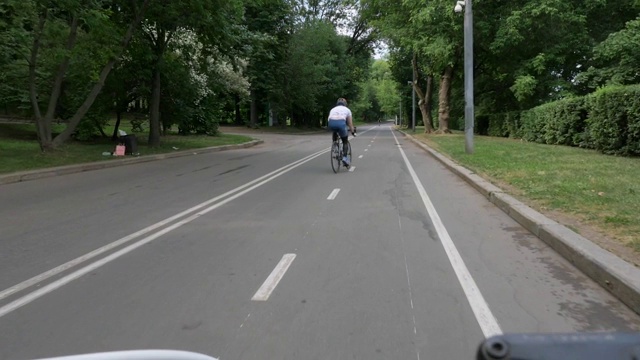 车把和自行车前轮在路上超速行驶视频素材