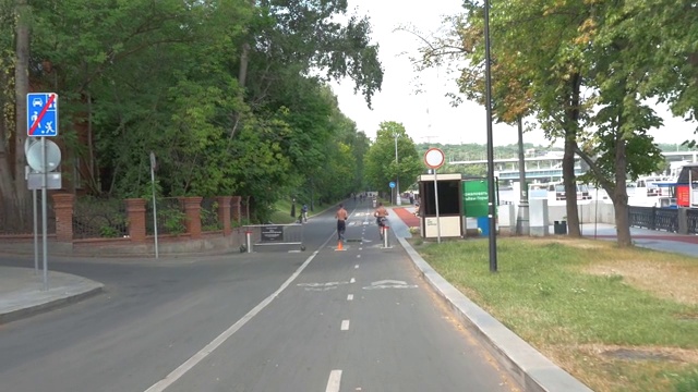 夏日清晨，两个男人在公园里慢跑。视频素材