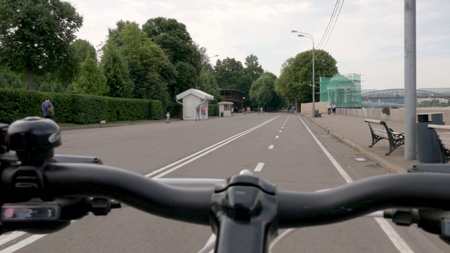 自行车车把在道路上快速穿过阴凉的地方视频素材