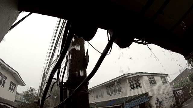 落在屋顶上的雨和电线视频素材