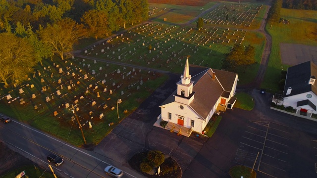 日出时去教堂和墓地。Brodheadsville, Poconos地区，宾夕法尼亚州。无人机视频与向前和倾斜的摄像机运动。视频下载