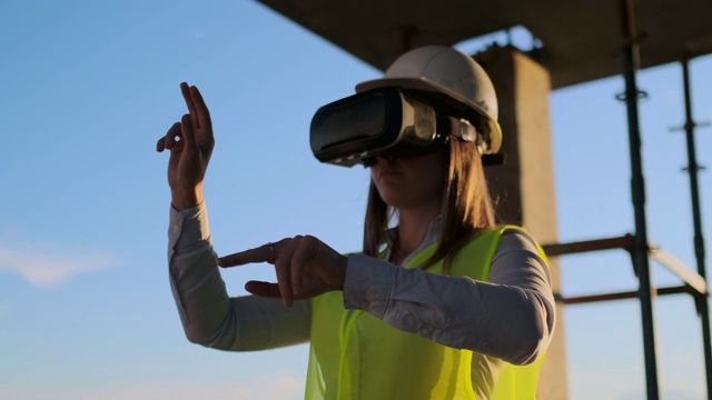 女工程师戴着VR头盔管理建筑项目视频素材