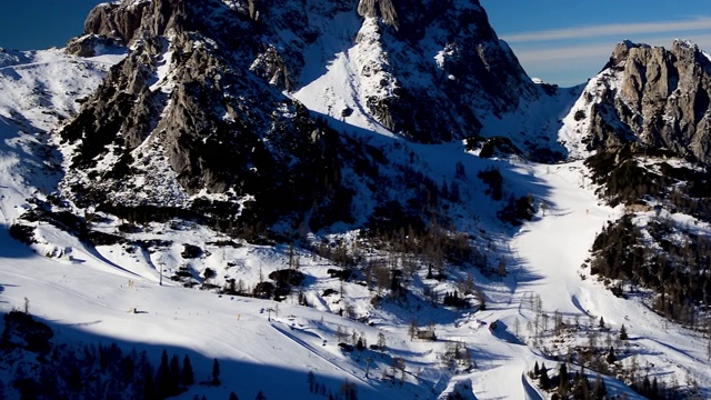 鸟瞰图在晴朗的冬天在阿尔卑斯山高奥地利滑雪胜地。视频素材