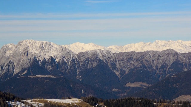 奥地利阿尔卑斯山被雪覆盖的全景。视频素材