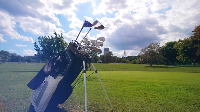 高尔夫球场上放着一个装着高尔夫球杆的袋子视频下载