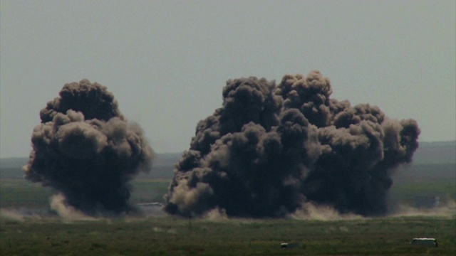 军用飞机轰炸地面目标视频素材