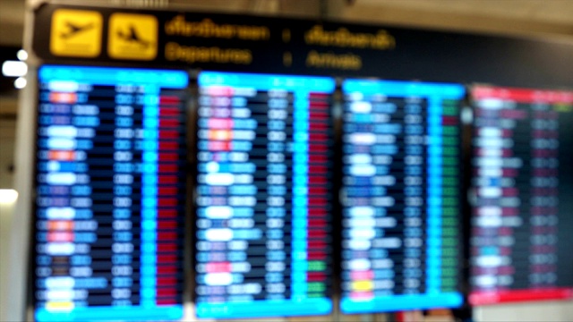 机场候机楼离港显示板的抽象模糊视频素材