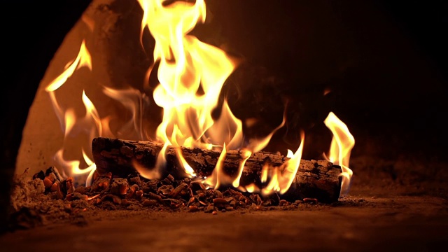 缓慢燃烧的壁炉。砖砌壁炉中温暖舒适的燃烧着的火视频素材
