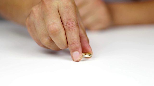 离婚的男人。他摘下结婚金戒指放在桌子上。视频下载