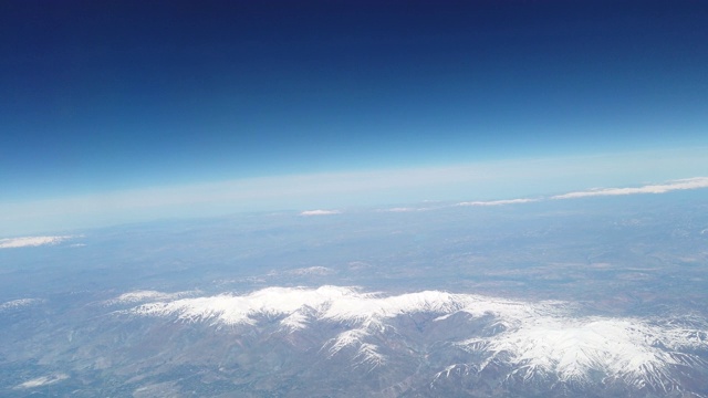 飞机窗外的风景视频素材