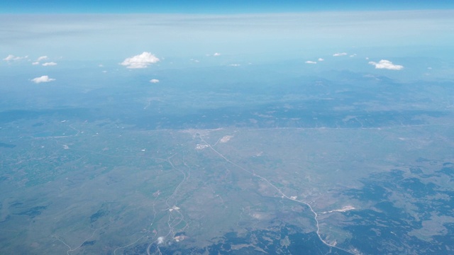飞行时从飞机窗口看到的景色视频素材