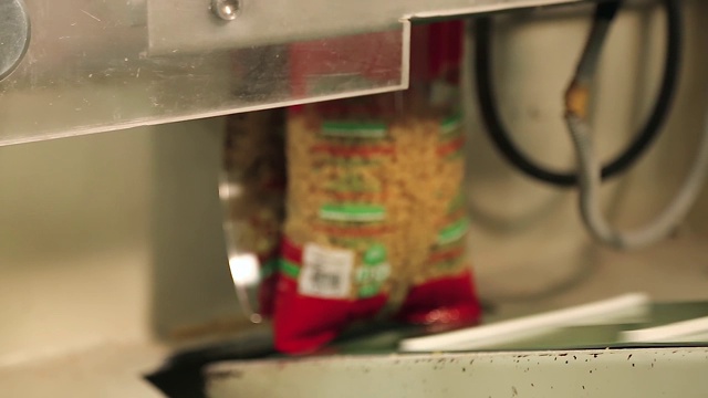 意大利面包在自动机器上运行视频下载