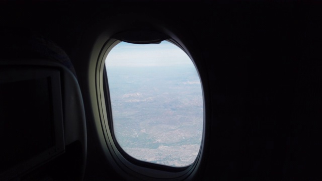 高空飞行时从飞机窗口看到的景象视频素材