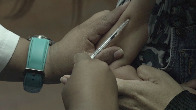 护士在医院注射疫苗视频素材