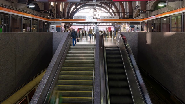 延时:波士顿地铁和通勤铁路车站自动扶梯上的行人拥挤视频下载