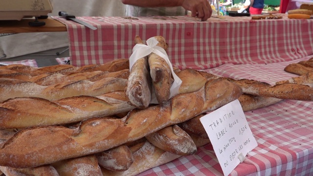 小乡村市场的法式面包视频下载